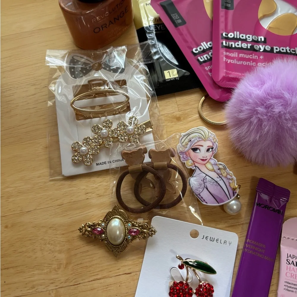 Assorted Beauty and Accessory Set - Picture 4 of 13